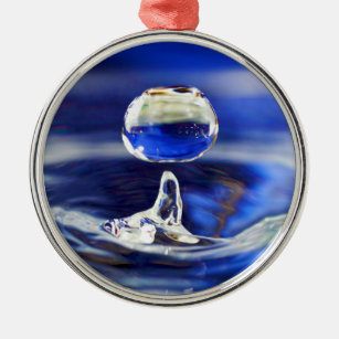 Tropfen Coolen Blauen Wassers Ornament Aus Metall