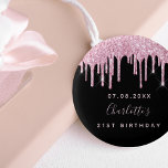 Tropfen für den schwarz-rosa Glitzer am Geburtstag Button<br><div class="desc">Für eine 21. Geburtstagsparty (oder jedes Alter). Ein schwarzer Hintergrund mit rosa Imitaten Glitzer Tropfen,  Farbe tropfend aussehen. Personalisieren und fügen Sie ein Datum,  einen Namen und ein Alter. Der Name wird mit einem handgeschriebenen Stilskript geschrieben. Ideal als Gastgeschenk oder Save the Date Erinnerung für Ihre Gäste.</div>
