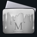 Tropfen mit flüssigem Chrome Silver Metal Monogram Laptopschutzhülle<br><div class="desc">Liquid Chrome Tropfen Silver Metal Monogram Laptop Ärmel mit unseren trendigen Imitaten flüssiges Chrom tropfen auf einem silbermetalen Hintergrund mit Ihrem eigenen Monogramm und Namen. Bitte kontaktieren Sie uns unter cedarandstring@gmail.com ,  wenn Sie Hilfe beim Design oder den passenden Produkten benötigen.</div>