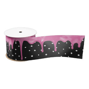 Tropfen rosa Zuckerguss auf Polka Docks Satinband