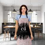 Tropfen von Black Glitzer Rose Schürze<br><div class="desc">Ein schwarzer Hintergrund mit Rose Gold,  rosa glitzernde Imitate Glitzer Tropfen,  Farbe Tropfen Aussehen. Personalisieren Sie Ihre Monogramm-Initialen und Ihren Namen und fügen Sie sie hinzu. Moderne Blockbriefe.</div>