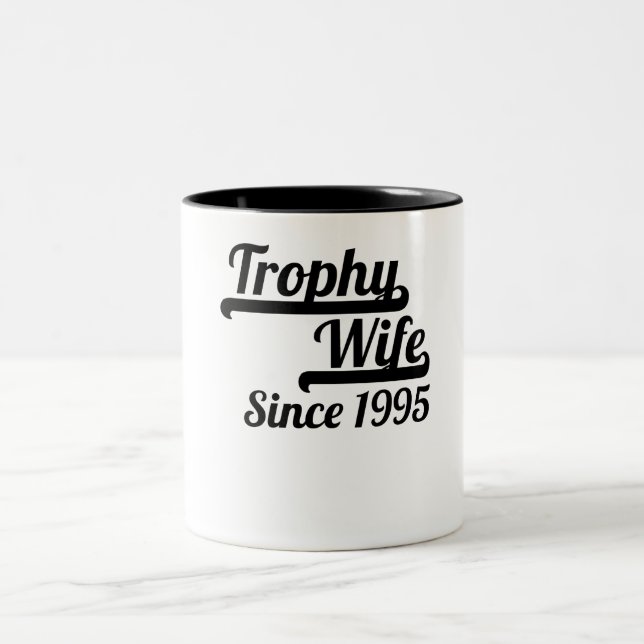 Trophäe-Ehefrau seit 1995 Zweifarbige Tasse (Mittel)