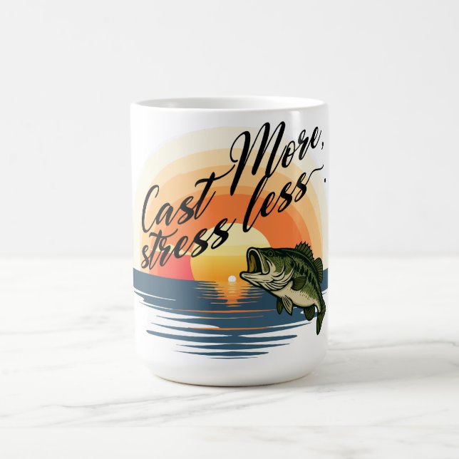 Trophy-Barsch-Angeln Grafik Mehr werfen, weniger S Kaffeetasse (Mittel)