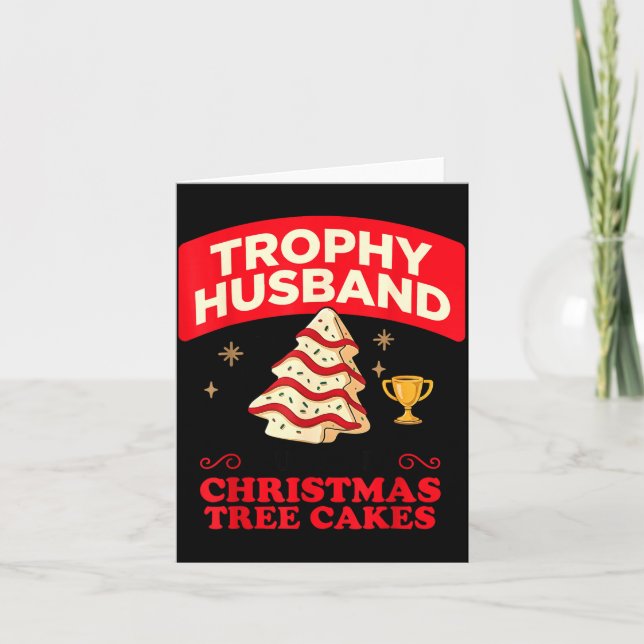 Trophy Retro Husband Fueled By Christmas Tree Cake Karte (Vorderseite)
