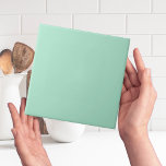 Tropical Aqua Green Schlicht Color Tile Fliese<br><div class="desc">Dieses einfache, minimalistische und moderne Design ist eine schlichte und solide Farbe Fliesen, die mit jedem Schema passt. Sie können es als Wandfliese als Highlight oder ganze Wand für einen Backspritz in Ihrer Küche oder Bad oder Schlammraum oder als Ersatz für Vintage Kaminfliesen. Diese Keramik ist in 2 Größen erhältlich...</div>