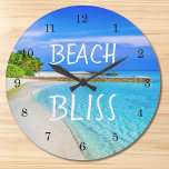 Tropical Beach Bliss<br><div class="desc">Für diejenigen, die von Stränden träumen! Lassen Sie sich an Ihren Traum erinnern! Diese Uhr ist mit einer schönen Szene am Strand und den Worten Beach Bliss dekoriert. Passen Sie es mit Ihren eigenen Worten an und fotografieren Sie, wenn Sie möchten.</div>