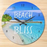 Tropical Beach Bliss Große Wanduhr<br><div class="desc">Für diejenigen,  die von Stränden träumen! Lassen Sie sich an Ihren Traum erinnern! Diese Uhr ist mit einer schönen Szene am Strand und den Worten Beach Bliss dekoriert. Passen Sie es mit Ihren eigenen Worten an und fotografieren Sie,  wenn Sie möchten.</div>