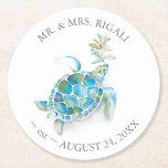 Tropical Beach Christmas Sea Turtle Runder Pappuntersetzer<br><div class="desc">Die Weihnachtsfeiertage am tropischen Strand wurden mit einer Nachbildung meiner original türkisblauen Meeresschildkröte in Aquarell und einer üppigen Vegetation gestaltet. Personalisieren Sie mit Ihrem Namen und Ihrem Hochzeitsdatum. Niedlichere Tropische Strand Hochzeitsvorzüge und Feier Dekoration besuchen www.zazzle.com/dotellabelle</div>