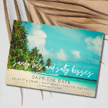 Tropical Beach Hochzeit in Urlaubsort Foto Save The Date<br><div class="desc">Eine traumhafte Hochzeit am tropischen Strand erspart Ihnen den Termin für Ihre Hochzeit am Strand. Schöne Strandszene mit der Nachricht "Sandy Zehen und salzige Küsse" zusammen mit Ihren Namen, Hochzeitsdatum und Ort. Fügen Sie das Foto Ihrer Verlobung auf die Rückseite. Verschicken Sie diese Karten an Familie und Freunde, frag sie...</div>