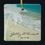 Tropical Beach Hochzeit Keramikornament<br><div class="desc">Schaffen Sie sich ein Sake-Geschenk für die frisch verheiratete Braut und den Bräutigam, wenn Sie das hübsche Tropical Beach Wedding Ornament personalisieren. Diese maßgeschneiderte Strandverheiratung zeigt ein landschaftliches Naturfoto eines türkisfarbenen oder aqua-blauen Ozeans an der weißen Sandküste mit einer Palme und wirbelndem Design an der Ecke. Ideal, um an ein...</div>