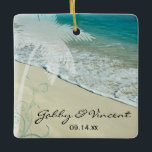 Tropical Beach Hochzeit Keramikornament<br><div class="desc">Schaffen Sie sich ein Sake-Geschenk für die frisch verheiratete Braut und den Bräutigam, wenn Sie das hübsche Tropical Beach Wedding Ornament personalisieren. Diese maßgeschneiderte Strandverheiratung zeigt ein landschaftliches Naturfoto eines türkisfarbenen oder aqua-blauen Ozeans an der weißen Sandküste mit einer Palme und wirbelndem Design an der Ecke. Ideal, um an ein...</div>