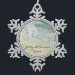 Tropical Beach Hochzeit Schneeflocken Zinn-Ornament<br><div class="desc">Gedenken Sie Ihr Inselziel oder Ihre Hochzeitsreise am Meer mit dem hübschen Tropical Beach Wedding Snowflake Ornament. Diese maßgeschneiderte Tropenheirat zeigt ein landschaftliches Naturfoto eines türkisblauen oder aquablauen Ozeans an der weißen Sandküste mit Palmen und aquamarinem, wirbelfarbenem Design.</div>