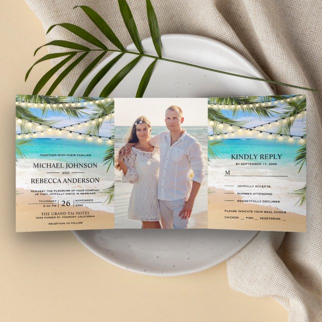 Tropical Beach Palm Blätter String Lights Wedding Dreifach Gefaltete Einladung (Von Creator hochgeladen)