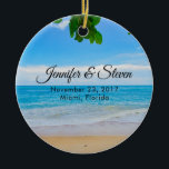 Tropical Beach Vacation Island Wedding Keramikornament<br><div class="desc">Hochzeitsmemento-Ornament mit Landschaftsfotografie eines tropischen Strandes. Warmer Sand, azures Wasser und blauer Himmel mit tropischen Blätter an der Spitze.</div>