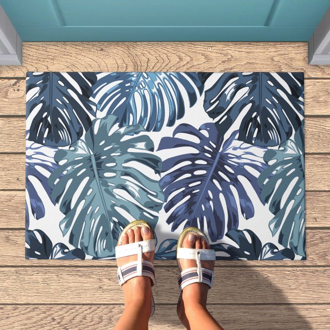 Tropical Blue White Monstera Leaves Muster Fußmatte (Blue monstera leaf pattern doormat)