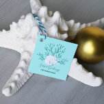 Tropical Christmas Beach Aqua Blue Gift Geschenkanhänger<br><div class="desc">Diese personalisierten Liebesmarken sind ideal für Ihre Weihnachtsgeschenke und bieten einen weißen Sand-Dollar und 2 weiße Seesterne auf der Koralle des Glitzer mit einem aqua-blauen Hintergrund und die Strandurlaubsbotschaft "Sea & Greetings." *Wenn Sie dieses Design auf mehr Produkten wünschen oder Designhilfe benötigen,  kontaktieren Sie mich bitte über Zazzle Chat.</div>