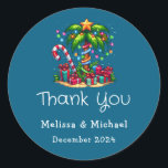 Tropical Christmas Palm Tree Vielen Dank Runder Aufkleber<br><div class="desc">Vielen Dank für die Aufkleber mit einem saisonalen Urlaubsbild. Eine tropische Palme,  die mit festlichen Lichtern dekoriert ist und auf der ein Stern steht. Ein riesiger,  rot-weißer Bonbons,  der aus dem Sand ragt. Weihnachten präsentiert sich unter dem Baum. Whimsical und lustig.</div>