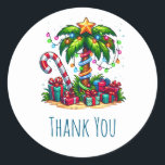 Tropical Christmas Palm Tree Vielen Dank Runder Aufkleber<br><div class="desc">Vielen Dank für die Aufkleber mit einem saisonalen Urlaubsbild. Eine tropische Palme,  die mit festlichen Lichtern dekoriert ist und auf der ein Stern steht. Ein riesiger,  rot-weißer Bonbons,  der aus dem Sand ragt. Weihnachten präsentiert sich unter dem Baum. Whimsical und lustig.</div>