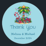 Tropical Christmas Palm Tree Vielen Dank Runder Aufkleber<br><div class="desc">Vielen Dank für die Aufkleber mit einem saisonalen Urlaubsbild. Eine tropische Palme,  die mit festlichen Lichtern dekoriert ist und auf der ein Stern steht. Ein riesiger,  rot-weißer Bonbons,  der aus dem Sand ragt. Weihnachten präsentiert sich unter dem Baum. Whimsical und lustig.</div>