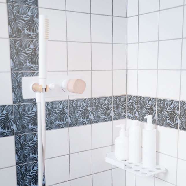 Tropical Dark Gray Blue Dschungel Blätter Fliese (Pattern of decorative tiles in a shower cubicle)