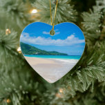 Tropical Destination Landschaftlich Beach Foto Keramik Ornament<br><div class="desc">Ornament mit einem Foto von einer herrlichen Ferienlage. Hellblauer Himmel,  sanfter Sandstrand mit kristallklarem Wasser. Ein üppig bedeckter Berg im Hintergrund. Landschaftliche und ruhige Fotografie.</div>