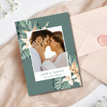 Tropical Floral Foto Wedding Vielen Dank Dankeskarte<br><div class="desc">Mit dieser wunderschön gestalteten Tropical Floral Foto Wedding Dankeschön Card bedanken Sie sich stilvoll. Mit üppig grünen tropischen Blätter und lebhaften Blumenakzenten strahlt diese Karte warme Inselvibes aus und ist der ideale Weg, um Ihren Lieben zu danken, dass sie Ihren besonderen Tag teilen. Auf der Vorderseite und auf der Rückseite...</div>