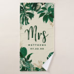 Tropical Foliage Trendy Greenery Wedding Mrs. Badehandtuch<br><div class="desc">Tropical Foliage Trendy Greenery und Gold Blätter Personalisiert Mr. und Mrs. Last Name Handtücher - Trendy Marker gebürstete Script Lettering. Ein lustiger Sake für die Flitterwochen für die Neuvermählten! In einer kühnen Farbpalette mit reichhaltigen Grüntönen, smaragdgrünen und goldenen Folie aussehen. Dieses Design ist perfekt für einen Strand, ein Ziel oder...</div>