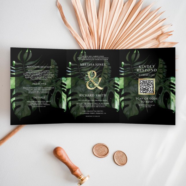 Tropical Gold Monstera Palm Black QR Code Hochzeit Dreifach Gefaltete Einladung (Von Creator hochgeladen)