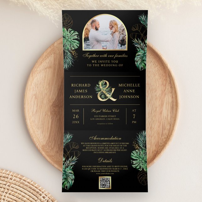 Tropical Gold Monstera Palm Black QR Code Hochzeit Dreifach Gefaltete Einladung (Von Creator hochgeladen)
