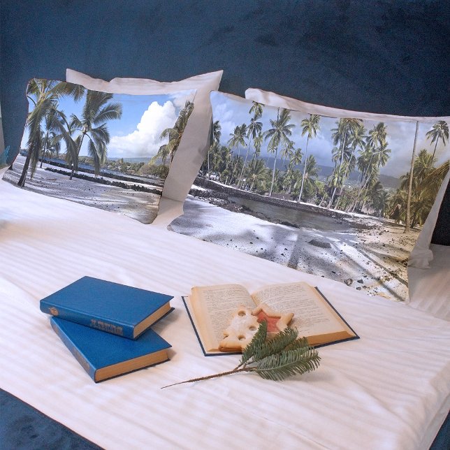 Tropical Hawaii Beach Panorama Landschaftliches Fo Kissenbezug (Tropical beach pillow cases with palm trees, sand, and a dreamy Hawaiian sky for your bedroom.)