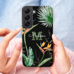 Tropical Island Floral Monogram Script Gold Black Samsung Galaxy Hülle<br><div class="desc">Atemberaubende, raffinierte, farbenfrohe tropische Wasserfarbenvögel paradiesischer Blume, Imitate goldener Glitzer und personalisierte Kalligrafieschriften mit einem fett-monogramm-Initial überlagern einen dramatischen schwarzen Hintergrund auf diesem schicken, eleganten, modernen Handy-Gehäuse. Personalisieren Sie mit Ihrem Namen und Monogramm. Macht jedes Mal, wenn ihr es benutzt, eine lustige und stilvolle Aussage. Ein großartiges, einzigartiges Geschenk für...</div>