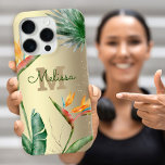 Tropical Island Floral Monogram Script Gold Foil iPhone 16 Pro Hülle<br><div class="desc">Atemberaubende, raffinierte, farbenfrohe tropische Aquarellvögel aus paradiesischen Blume, Imitaten Goldgold-Glitzer und personalisierte Kalligraphie-Skripte mit einem kühnen Monogramm-Initial, überlagern einen stilvollen, glam gebürsteten goldenen Hintergrund auf diesem schicken, eleganten, modernen Handy-Gehäuse. Personalisieren Sie mit Ihrem Namen und Monogramm. Macht jedes Mal, wenn ihr es benutzt, eine lustige und stilvolle Aussage. Ein großartiges,...</div>