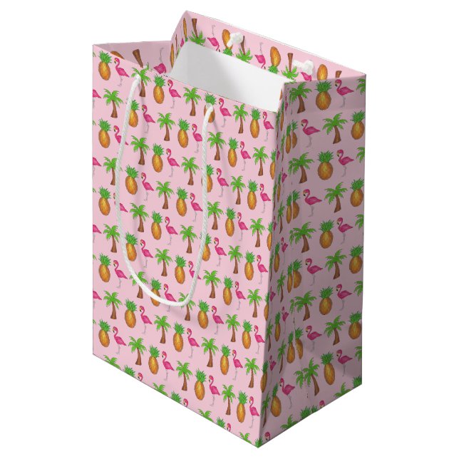 Tropical Island Palm Tree Ananas Pink Flamingo Mittlere Geschenktüte (Vorderseite Schrägansicht)