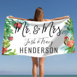 Tropical Mr. & Mrs. Personalisiert Strandtuch<br><div class="desc">Machen Sie eine Erklärung am Pool oder am Strand mit unserer großen Auswahl an niedlichen,  individuell anpassbaren Badetüchern. Wir haben elegante,  klassische und lustige Volldruckdesigns. Nur verheiratet,  Hochzeitsprichwörter,  Propheten für Hochzeiten,  Hochzeitsdekoration,  frische Weds,  Hochzeitsempfang,  Flitterwochen,  Personalisiertes Hochzeitsfest-Verlobung-Brautparty.</div>