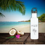 Tropical Palm Trees Foliage Botanisch Edelstahlflasche<br><div class="desc">Elegante Tropenflasche mit Palmen zeichnend Design. Skriptbuchstaben können mit Ihrem eigenen Namen personalisiert werden. Ideal,  um Ihrem Lieblingsgetränk eine botanische Touch hinzuzufügen.</div>