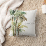 Tropical Palm Trees Moderner Strand Kissen<br><div class="desc">Dieses Kopfkissendesign besticht durch eine Gruppe von schönen tropischen,  üppig grünen und braunen Wasserfarbenpalmen auf einem einfachen,  sauberen,  weißen Hintergrund. Ideal für einen Strandliebhaber oder ein Strandhaus. Personalisieren Sie es mit Ihrem Familiennamen. Erstellt von der einfachen Farmhouse Press.</div>