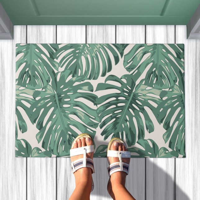 Tropical Sage Green Dschungel Blätter Muster Fußmatte (Doormat in situ. Pattern of sage green monstera jungle leaves)