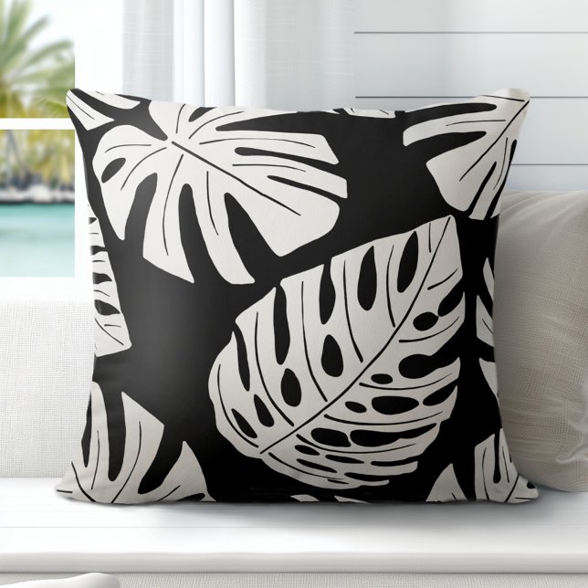 Tropical Schwarz-weiß Palm Monstera Blätter Kissen (Discover Gorgeous Coastal Throw Pillows by Totally Coast)