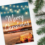 Tropical Sunset Beach Weihnachtsbeleuchtung Feiertagskarte<br><div class="desc">Weihnachten an der Küste mit einem tropischen Sonnenuntergang,  einem Maurerkirsch mit glänzenden Feenlampen,  blinkenden Lichtern,  dem Sprichwort "fröhliche Weihnachten",  einer persönlichen Nachricht und Ihrem Namen.</div>