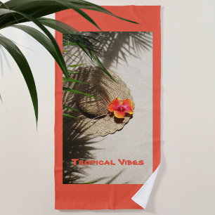Tropical Vibes Hibisken Sunhat auf Sand Orange Strandtuch