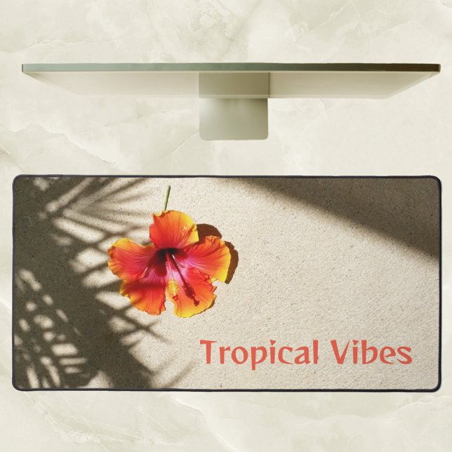 Tropical Vibes Hibiskus auf Sand individuell einst Schreibtischunterlage (Von Creator hochgeladen)