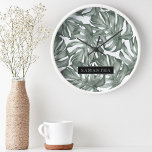 Tropical Watercolor Modern Oasis Leaves Runde Wanduhr<br><div class="desc">Die neue Kollektion Tropical Watercolor Moderne Oasis Blätter Muster ist ab sofort auf Zazzle erhältlich! Tauchen Sie ein in die lebendige Schönheit der Natur mit diesen atemberaubenden Produkten, die eine zeitgenössische Drehung auf tropischem Laub bieten.Wählen Sie aus einer großen Auswahl an Produkten, um Ihre Bedürfnisse und Ihren persönlichen Stil zu...</div>