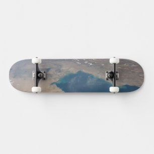 Tropisch blaue Gewässer des Persischen Golfs. Skateboard