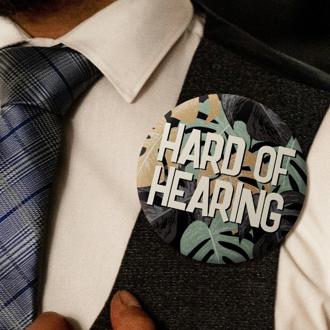 Tropisch-grünbraune Blätter Text schwer zu hören Button (In Situ on Shirt)