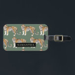 Tropisch grünes Aquarellmuster mit Namen Gepäckanhänger<br><div class="desc">"Genießen Sie die wilde Eleganz der Natur mit unserem tropischen grünen Tigermuster. Jedes Element dieses faszinierenden Designs verkörpert den lebendigen Geist des Dschungels und verbindet üppige Vegetation mit der majestätischen Präsenz von Tigern. Egal, ob Sie Ihr Alltagsessentiment verzieren oder Ihre Wohngestaltung verbessern möchten, unsere Kollektion bietet eine harmonische Verbindung von...</div>