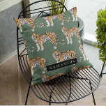 Tropisch grünes Aquarellmuster mit Namen Kissen<br><div class="desc">"Genießen Sie die wilde Eleganz der Natur mit unserem tropischen grünen Tigermuster. Jedes Element dieses faszinierenden Designs verkörpert den lebendigen Geist des Dschungels und verbindet üppige Vegetation mit der majestätischen Präsenz von Tigern. Egal, ob Sie Ihr Alltagsessentiment verzieren oder Ihre Wohngestaltung verbessern möchten, unsere Kollektion bietet eine harmonische Verbindung von...</div>