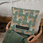 Tropisch grünes Aquarellmuster mit Namen Kissen<br><div class="desc">"Genießen Sie die wilde Eleganz der Natur mit unserem tropischen grünen Tigermuster. Jedes Element dieses faszinierenden Designs verkörpert den lebendigen Geist des Dschungels und verbindet üppige Vegetation mit der majestätischen Präsenz von Tigern. Egal, ob Sie Ihr Alltagsessentiment verzieren oder Ihre Wohngestaltung verbessern möchten, unsere Kollektion bietet eine harmonische Verbindung von...</div>