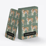 Tropisch grünes Aquarellmuster mit Namen Spielkarten<br><div class="desc">"Genießen Sie die wilde Eleganz der Natur mit unserem tropischen grünen Tigermuster. Jedes Element dieses faszinierenden Designs verkörpert den lebendigen Geist des Dschungels und verbindet üppige Vegetation mit der majestätischen Präsenz von Tigern. Egal, ob Sie Ihr Alltagsessentiment verzieren oder Ihre Wohngestaltung verbessern möchten, unsere Kollektion bietet eine harmonische Verbindung von...</div>