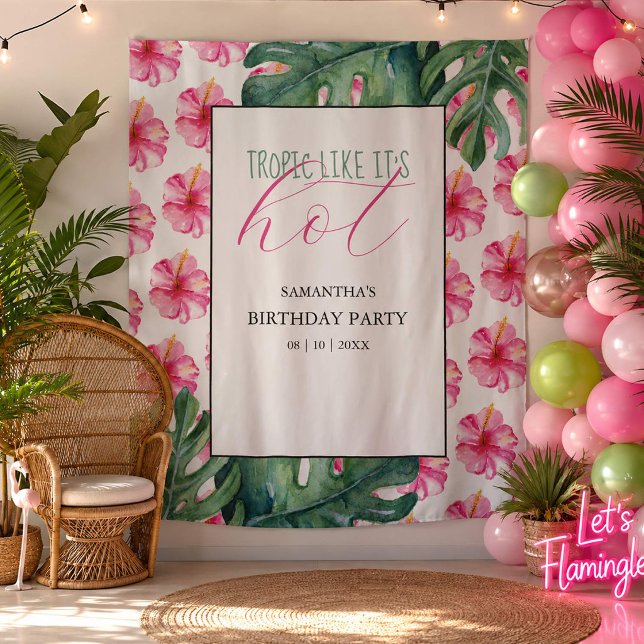 Tropisch rosa Blume Geburtstagsparty Hintergrund Wandteppich (Tropical party theme selfie background in room with palm leaves and pink hibiscus flowers)