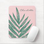 Tropisch-rosa-grüne botanische Natur Personalisier Mousepad<br><div class="desc">Eine moderne minimalistische rosa und grüne botanische Darstellung einer hübschen Palmenfront. Personalisieren Sie es mit Ihrem Namen in der Schrift. Tolle Geschenkidee.</div>